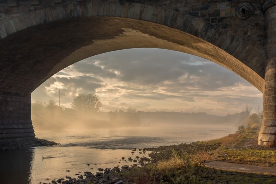 Unter der Brücke - Blick Richtung Dresden