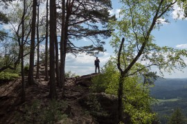 Der Wanderer genießt die Aussicht (und den Blick auf den Kilometerzähler)