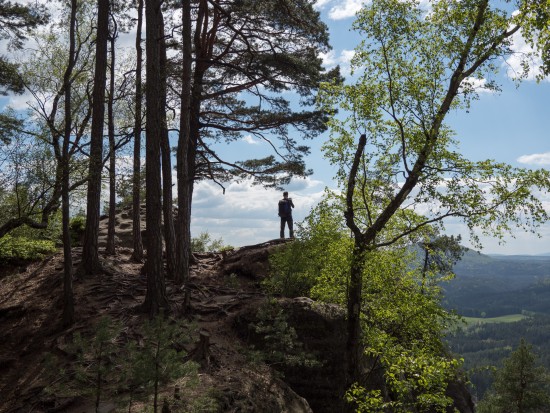 Der Wanderer genießt die Aussicht (und den Blick auf den Kilometerzähler)