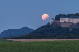 Mond angefressen durch den Erdschatten