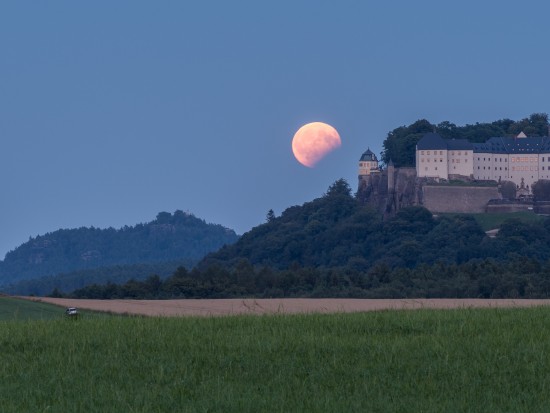 Mond angefressen durch den Erdschatten