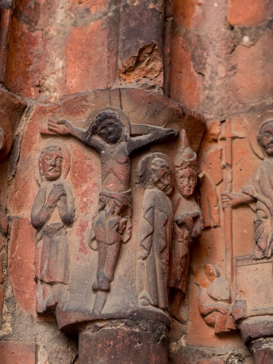 kleine Figurengruppe an einer Kirche in Eberswalde 