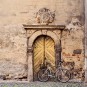 Kirchentür mit Fahrrad