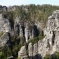Panorama aus ca. 30 Einzelaufnahmen - an den Felsen sind die Ringe und Gipfelbücher erkennbar - rechts im Bild der Schatten des Fotografen
