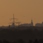 Das Bild ist ein 100-Prozent-Ausschnitt. Die Silhouette ist ca. 20 km vom Standort entfernt. Das Objektiv ist ein 40 -150 mm Tele (das billigste) und bei umgerechnet            300 mm Brennweite aus der Hand fotografiert. Der große S